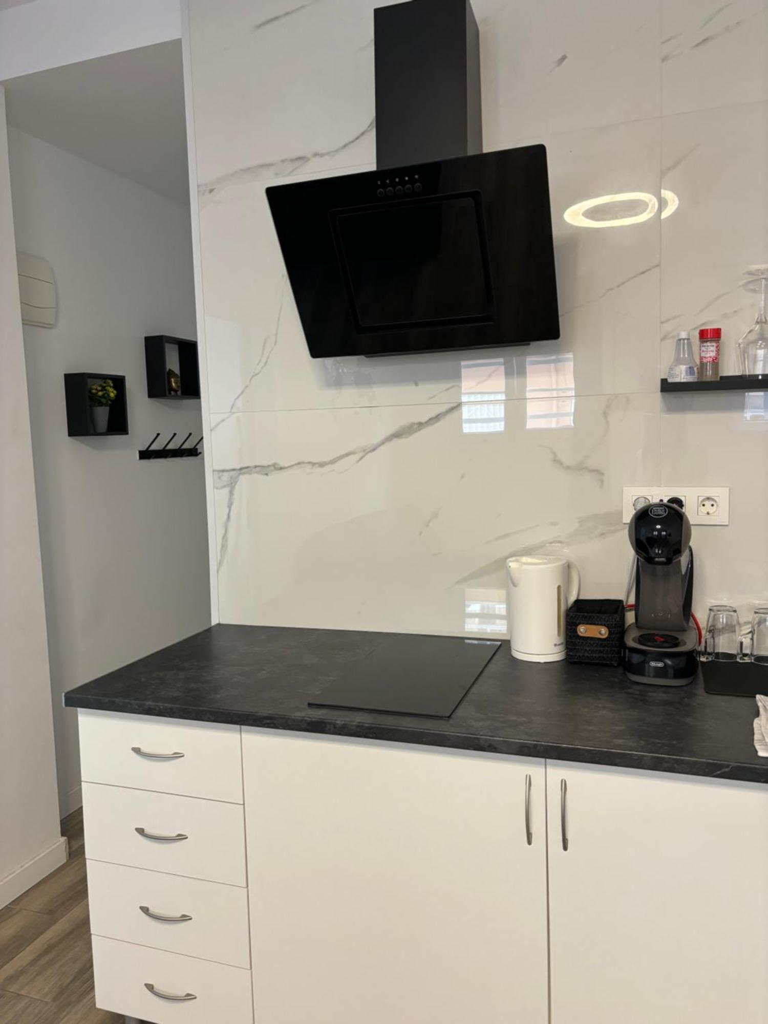 Apartamento Blanco Y Negro En El Centro 阿利坎特 外观 照片